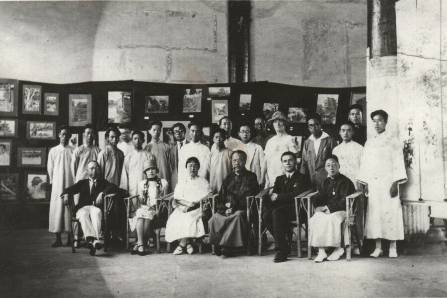 První absolventi pekingské Akademie výtvarných umění v oboru „západní malby“ s profesorem Vojtěchem Chytilem a úřadujícím náměstkem ministra školství Čcchenem v roce 1926. Vzadu vystavené práce absolventů. Foto: Blanka Lamrová.